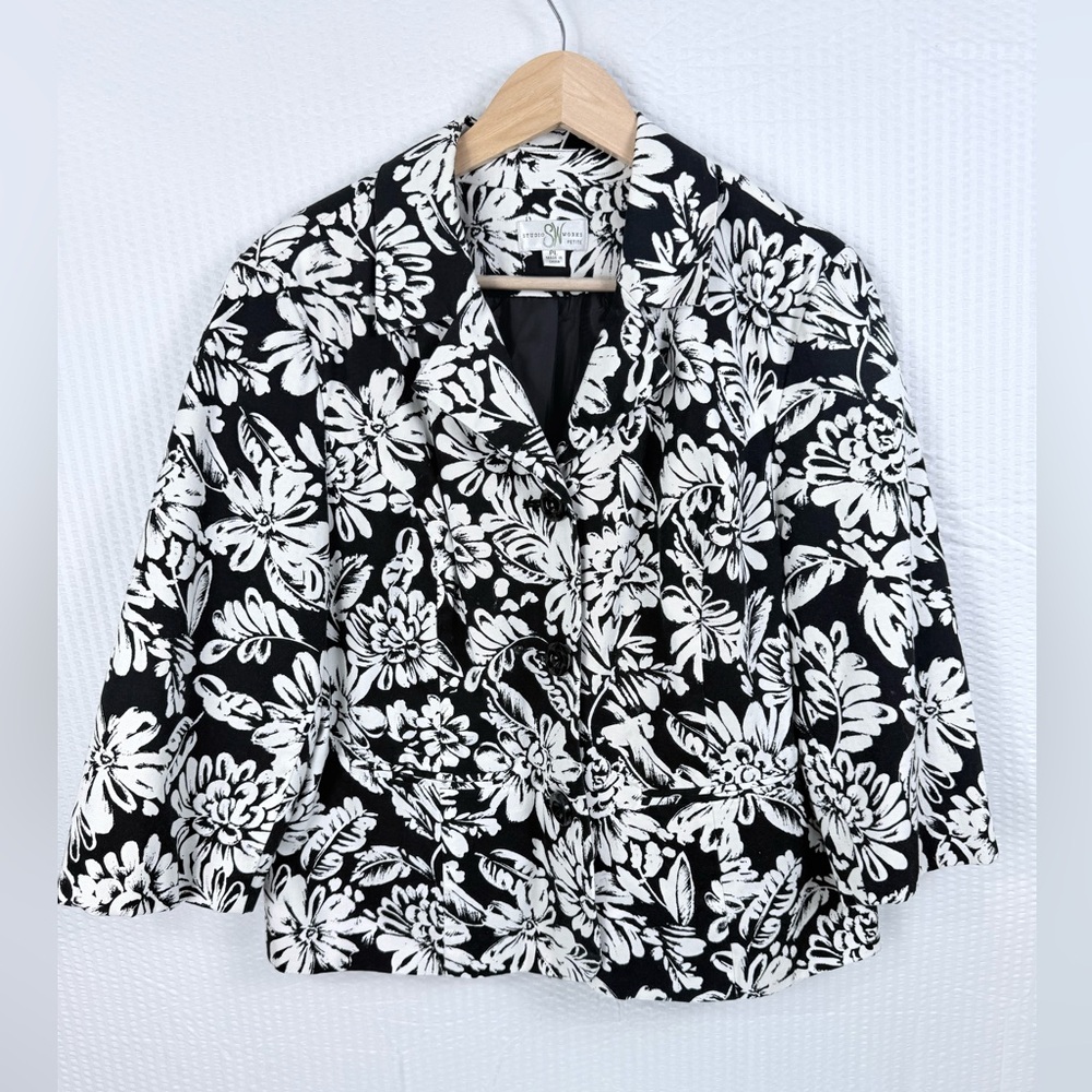 Studio Works Womens Jacket Size LP Black White Floral 3/4 Sleeve Buttons Pockets